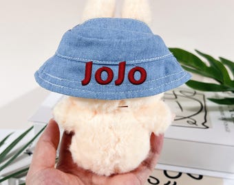 Tenue de poupée en vinyle fantaisie de 17 cm fait main, mini chapeau de bob brodé personnalisé : tenue de poupée personnalisée pour poupées de 17 cm, cadeau pour elle