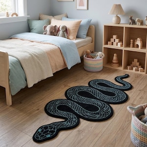 Può includere: Camera da letto per bambini con letto in legno, biancheria da letto pastello e quadri di animali incorniciati. Un tappeto nero a forma di serpente con dettagli turchese è sul pavimento in legno. Una mensola in legno contiene giocattoli e una lampada.