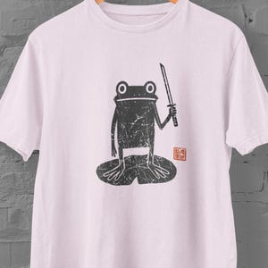 Funny Frog Shirt – Retro Samurai Frog with Katana | Vintage Matsumoto Hoji Style Tee for Frog Lovers | Japanese Aesthetic Shirt