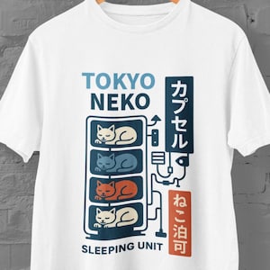 Lustig Katzen Shirt – Tokyo Neko Capsule Hotel Schlafende Katzen | Süßes japanisches Katzen T-Shirt für Katzenliebhaber | Japan Print T-Shirt