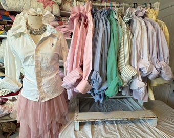 Coś niebieskiego, koszula ślubna z recyklingu, szykowna, z falbaniastym kołnierzykiem i guzikami, poranny strój ślubny, panna młoda i druhna