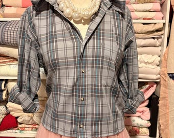 Koszula z guzikami z recyklingu, bluzka z kołnierzykiem z falbanką, odnowiona męska koszula wizytowa, top w stylu preppy slow fashion, unikatowa, nowoczesna, preppy przeróbka