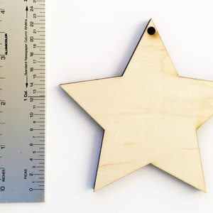 Pu&ograve; includere: Un ornamento di legno a forma di stella con un foro nella parte superiore per appenderlo. La stella &egrave; larga circa 10 cm ed &egrave; realizzata in legno chiaro.