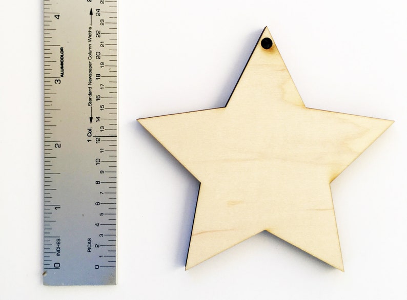 Pu&ograve; includere: Un ornamento di legno a forma di stella con un foro nella parte superiore per appenderlo. La stella &egrave; larga circa 10 cm ed &egrave; realizzata in legno chiaro.