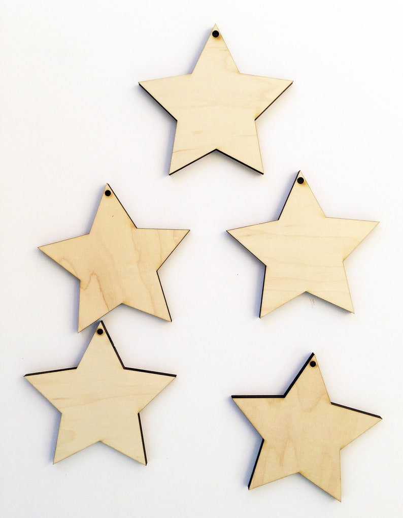 Pu&ograve; includere: Cinque stelle di legno non finite con un foro nella parte superiore. Le stelle sono tutte della stessa dimensione e forma, e sono disposte in uno schema sfalsato.