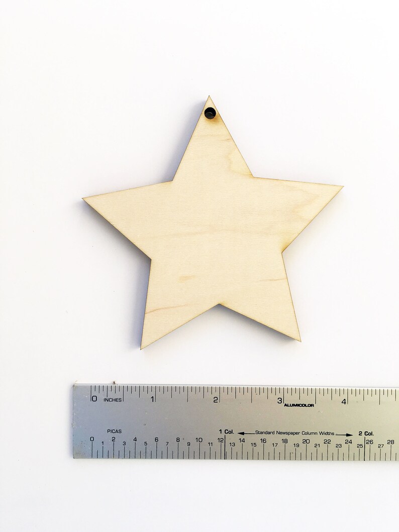 Pu&ograve; includere: Una stella di legno marrone chiaro con un foro nella parte superiore. La stella &egrave; larga circa 10 cm.