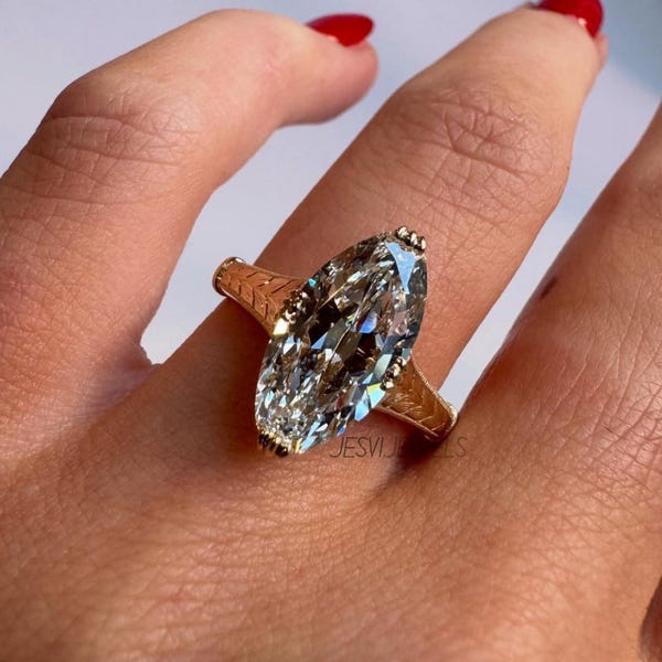Anello di fidanzamento con moissanite Moval da 7 carati / Solitario vintage con grande diamante e oro, gioiello per proposta di matrimonio