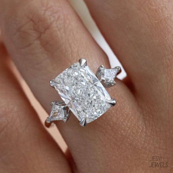 Anello di fidanzamento in oro giallo massiccio con moissanite a cuscino allungata da 4 carati, realizzato a mano.