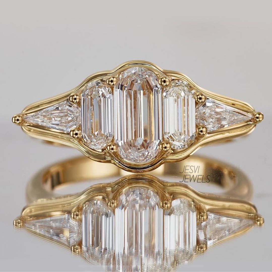 Oval Framed by Ovals With a Touch of Pears and Brilliants for Contrast ...