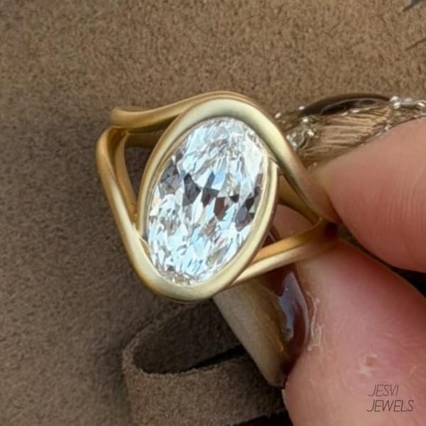 Set di anelli di fidanzamento con moissanite ovale: fede nuziale in oro da 6,05 carati, regalo perfetto per la sposa.