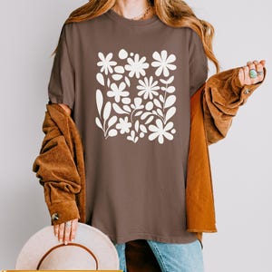 Comfort Colors Retro Floral Graphic T-Shirt: Vintage Boho Tee