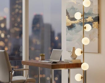 Lampa podłogowa z mosiądzu w stylu mid-century modern, stojąca lampa z białym szklanym kloszem, dekoracja wnętrz w stylu vintage, lampa narożna w stylu retro