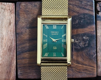 Reloj Seiko Tank de cuarzo delgado vintage, esfera verde, números romanos chapados en oro, un clásico.