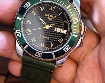 Vintage Seiko 5 Automatic  Men's Wrist Watch Green Bezel Black Dial With Roman Numeral