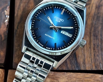 Reloj automático Seiko 5 vintage con movimiento 6309 / Esfera azul con efecto rayos de sol restaurada / Reloj mecánico retro para hombre / Regalo para caballero
