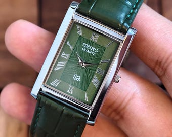 Klasyczny zegarek kwarcowy Seiko Slim Tank z zieloną tarczą i eleganckim prostokątnym paskiem ze skóry ekologicznej