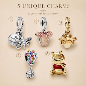 Puede incluir: Cinco dijes únicos numerados del uno al cinco. El primero es una abeja plateada con un disco que dice You light up my. El segundo es un icono de Minnie Mouse en oro rosa con cristales. El tercero es una abeja dorada. El cuarto es una casa con globos de colores. El quinto es una figura dorada de Winnie the Pooh.