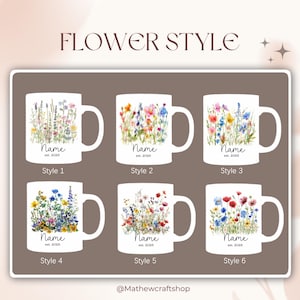 Puede incluir: Tazas de cer&aacute;mica blancas con dise&ntilde;os florales. Cada taza presenta un arreglo floral diferente, con la palabra "Name" y el a&ntilde;o "est. 2028" impresos en la parte delantera. El texto "FLOWER STYLE" est&aacute; en la parte superior.