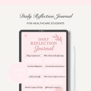 Könnte beinhalten: Ein digitales Journal für Studenten im Gesundheitswesen, auf einem Tablet angezeigt. Das Cover des Journals ist hellrosa mit dem Titel "Daily Reflection Journal". Das Journal enthält Aufforderungen zur täglichen Reflexion. Ein weißer Stift befindet sich neben dem Tablet.