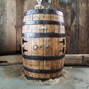 本物のウイスキー樽 重厚な手作りバーボン樽 酒棚 - 金属製フレーム付き両開き扉の素朴なウイスキー樽バー