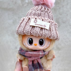 Handgemachtes Labubu Outfit: Pinke Strickmütze & karierter Schal