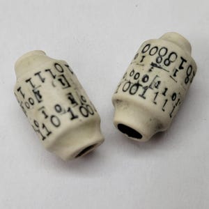 Cuenta de porcelana rústica binaria hecha a mano de 26 x 15 mm