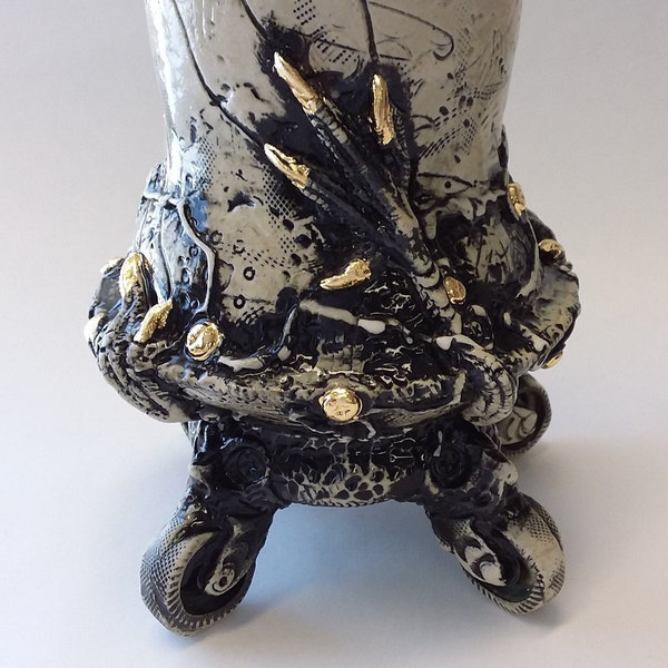 Hybrid Dystopie Becher.  Auf Rädern.  Detailliert in 22k Gold.