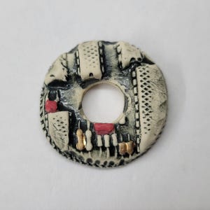 Perlina in porcellana fatta a mano a forma di circuito stampato. Rifinita con oro 22k.