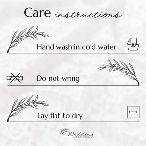 Puede incluir: Gr&aacute;fico de instrucciones de cuidado con texto: Lavar a mano en agua fr&iacute;a, No escurrir y Secar en plano. La imagen incluye ilustraciones de lavado a mano, un s&iacute;mbolo de no escurrir y un s&iacute;mbolo de secado plano. El logotipo de Wedding Lace Boutique est&aacute; en la parte inferior.