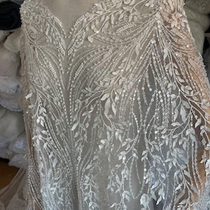 Tela de encaje de tul color marfil con bordado de hojas en cascada y diseño de ramas con cuentas, malla suave para vestidos de novia, colas, corsés o velos.