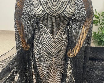 Dentelle noire brodée au mètre, idéale pour robes de soirée et projets de couture.