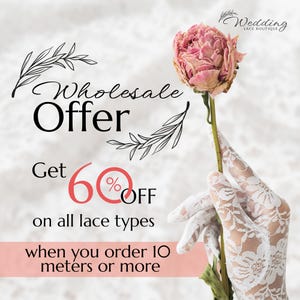 Puede incluir: Anuncio de oferta mayorista de encaje. La imagen presenta una flor rosa sostenida por una mano con guantes de encaje blanco. El texto incluye "Oferta al por mayor", "60% de descuento en todos los tipos de encaje al pedir 10 metros o m&aacute;s."