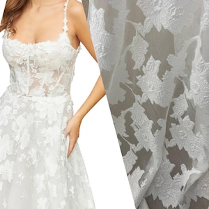 大きなアップリケが付いたメッシュのアイボリーフローラルレース、ウェディングドレス用の立体的な刺繍が施されたブライダルレース生地