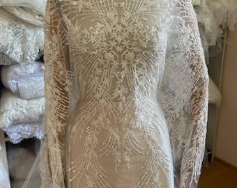 Tessuto in pizzo floreale ricamato color avorio per abiti da sposa, veli nuziali e progetti di sartoria di alta moda.