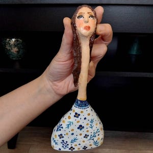 Statuetta di donna in cartapesta fatta a mano, con abito floreale, scultura artistica stravagante, da collezione, decorazione per la casa (23x10x5 cm, 109 gr)