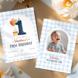 Può includere: Due biglietti con un motivo a quadretti blu. Un biglietto dice "Unisciti a noi per il primo compleanno di Sebastian" con un numero uno, palloncini e una torta. L'altro biglietto ha una foto di un bambino e dice "Sebastian compie un anno."