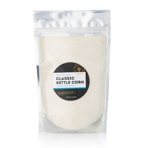 Puede incluir: Bolsa de pl&aacute;stico transparente llena de condimento blanco para palomitas de ma&iacute;z. La etiqueta en blanco y negro dice "Classic Kettle Corn" y "Blended in the USA". Peso neto: 227g.