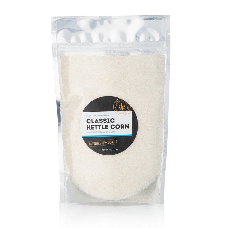 Puede incluir: Bolsa de pl&aacute;stico transparente llena de condimento blanco para palomitas de ma&iacute;z. La etiqueta en blanco y negro dice "Classic Kettle Corn" y "Blended in the USA". Peso neto: 227g.