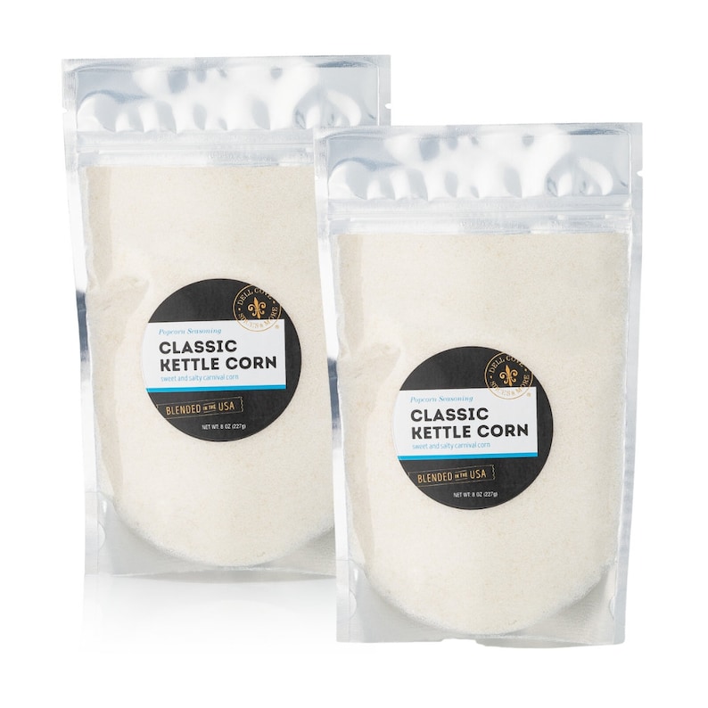Puede incluir: Dos bolsas transparentes llenas de palomitas de ma&iacute;z blancas. Cada bolsa tiene una etiqueta en blanco y negro que dice "CLASSIC KETTLE CORN" y "BLENDED IN THE USA". El peso neto es de 170g.