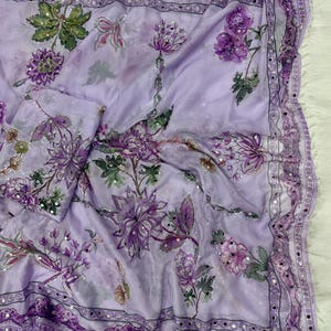 Lavender Tabby Silk Saree: digitale bloemenprint, borduursels en pailletten, echt spiegelwerk afbeelding 3