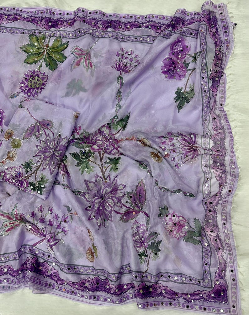 Lavender Tabby Silk Saree: digitale bloemenprint, borduursels en pailletten, echt spiegelwerk afbeelding 3