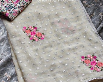 Saree van chiffon geborduurde bloemen: zilveren zari, contrasterende zijden blouse