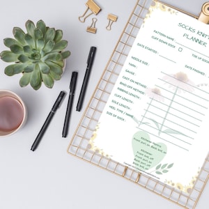 Puede incluir: Planificador de tejido de calcetines imprimible con un diseño floral. El planificador incluye secciones para el nombre del patrón, el calcetín con puño, el calcetín con punta, la fecha de inicio, la fecha de finalización, el tamaño de las agujas, la lana, el calibre, el método de montaje, el método de cierre, la longitud del elástico, la longitud del puño, la longitud de la suela, el tipo de talón/nombre y el tamaño del calcetín.