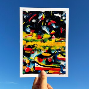 Könnte beinhalten: Abstrakter Kunstdruck mit einer lebendigen Mischung aus Farben wie Rot, Gelb, Blau und Schwarz. Das Kunstwerk zeigt eine Vielzahl von Formen mit einem weißen Rand. Der Druck wird vor einem klaren blauen Himmel gehalten.