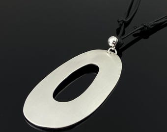 Minimalist Silver Oval Pendant Necklace: Modern Fashion Jewelry