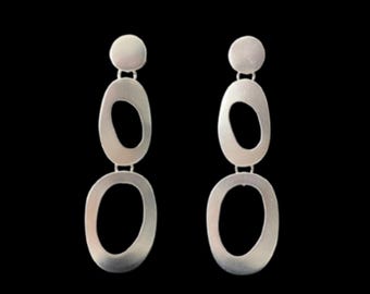 Pendientes largos de plata con eslabones ovalados geométricos