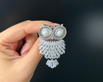 Broche de coruja elegante com olhos de pérola e cristais de zircônia cúbica – broche de prata – acessório de casamento