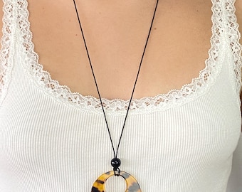 Tortoiseshell Resin Pendant Necklace – Adjustable Black Cord, Retro Fashion