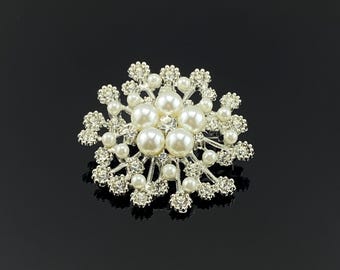 Elegant Pearl & Crystal Floral Brooch – Vintage-Inspired Wedding Pin, Bridal Jewelry, Sparkling Bouquet Brooch