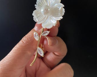 White Floral Brooch Pin With Pearl Accent, Gold Tone Flower  display picture 1